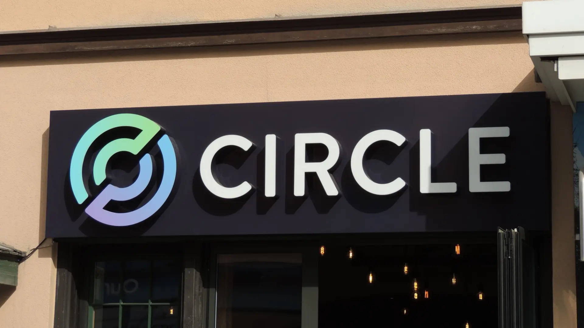 Parceria Coinbase-Circle USDC, Minutos FOMC e Preço do Petróleo: Semana Crucial para o Crypto