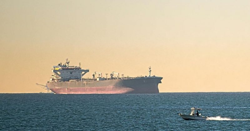 Petroleiro atingido por projétil desconhecido perto de Omã eleva riscos no Estreito de Hormuz