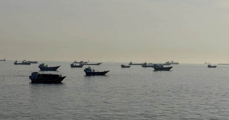 Petróleo iraniano dispara após fim de bloqueio naval: O papel inesperado do Bitcoin no comércio global