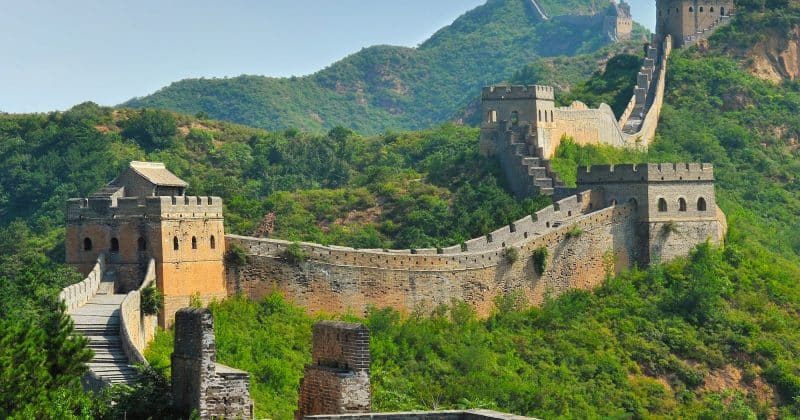 Resiliência na China: Setor de serviços evita queda brusca e impulsiona apetite por risco no mercado cripto