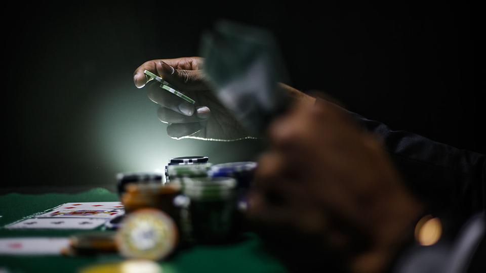 Resistência no Caos: Hyperliquid, Uniswap e Worldcoin Desafiam a Queda do Mercado