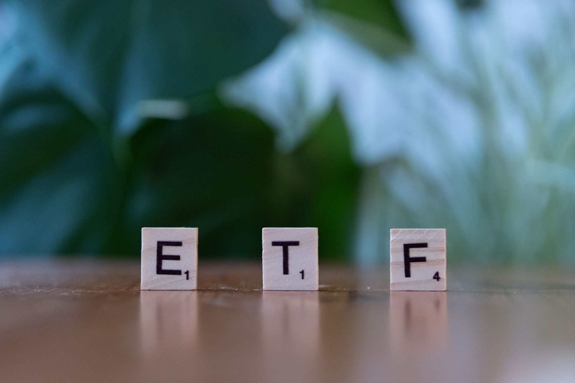 A Revolução dos ETFs: Por que milhões de brasileiros estão abandonando a gestão tradicional