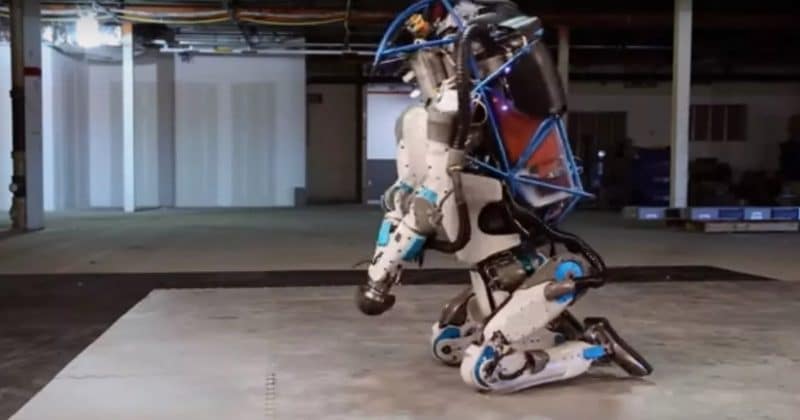 Robô Atlas da Boston Dynamics invade o gramado da Copa do Mundo: O choque de realidade para o setor cripto