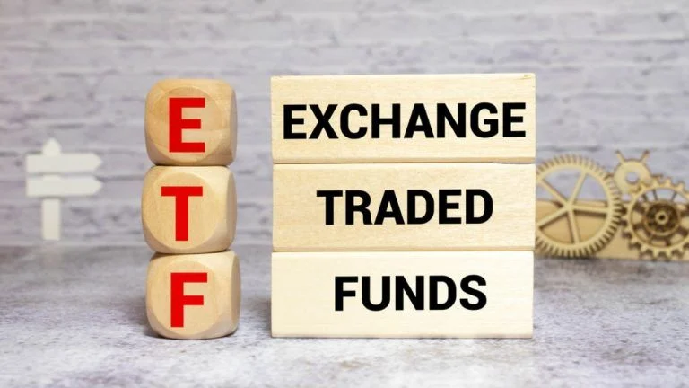 Sangria de ETFs de Bitcoin desacelera: Enquanto gigantes perdem força, XRP e HYPE ganham tração
