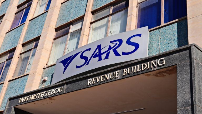 Alerta na África do Sul: SARS intensifica auditorias e define novas regras fiscais para 6 milhões de usuários de cripto