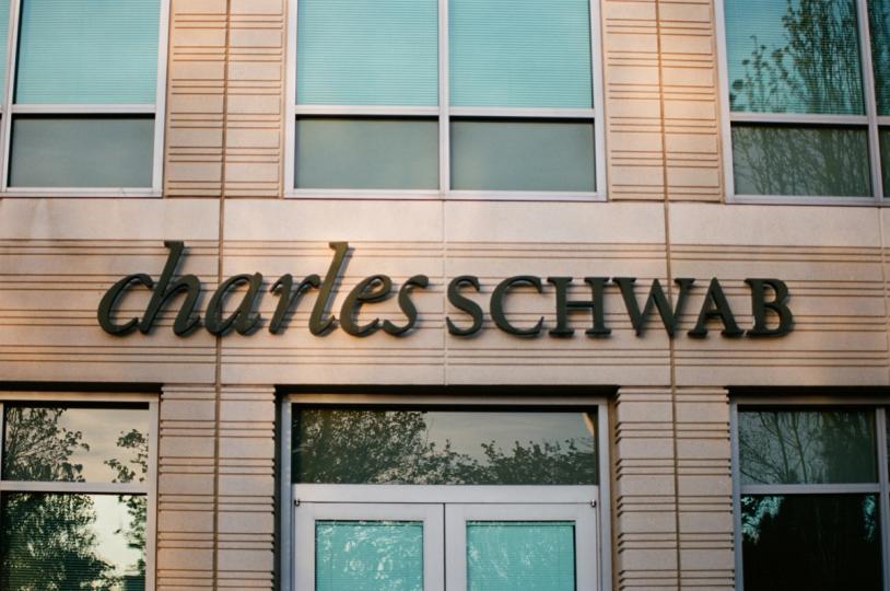 Gigante do setor entra na briga: Schwab planeja lançar opções baseadas em eventos do S&P 500