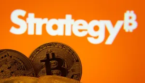 Strategy Para de Vender Bitcoin e Arrecada US$ 334 Milhões com Ações: O Mercado Reage!