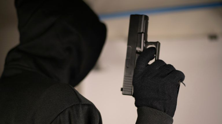 Terror em Minnesota: Criminosos armados enfrentam 20 anos de prisão após roubo de US$ 8 milhões em cripto