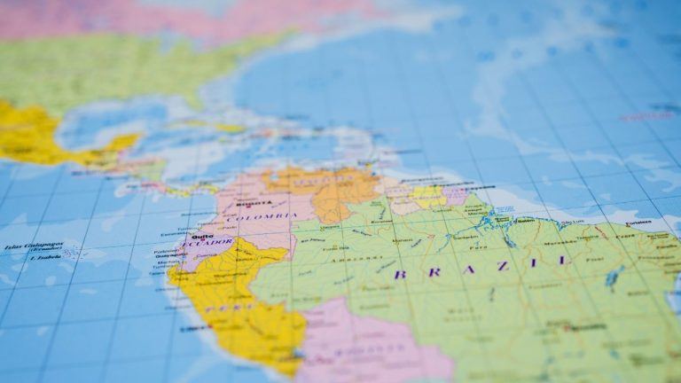 Tether entra forte no Brasil: US$ 20 milhões, operação policial e disputa sobre “hold” de stablecoins