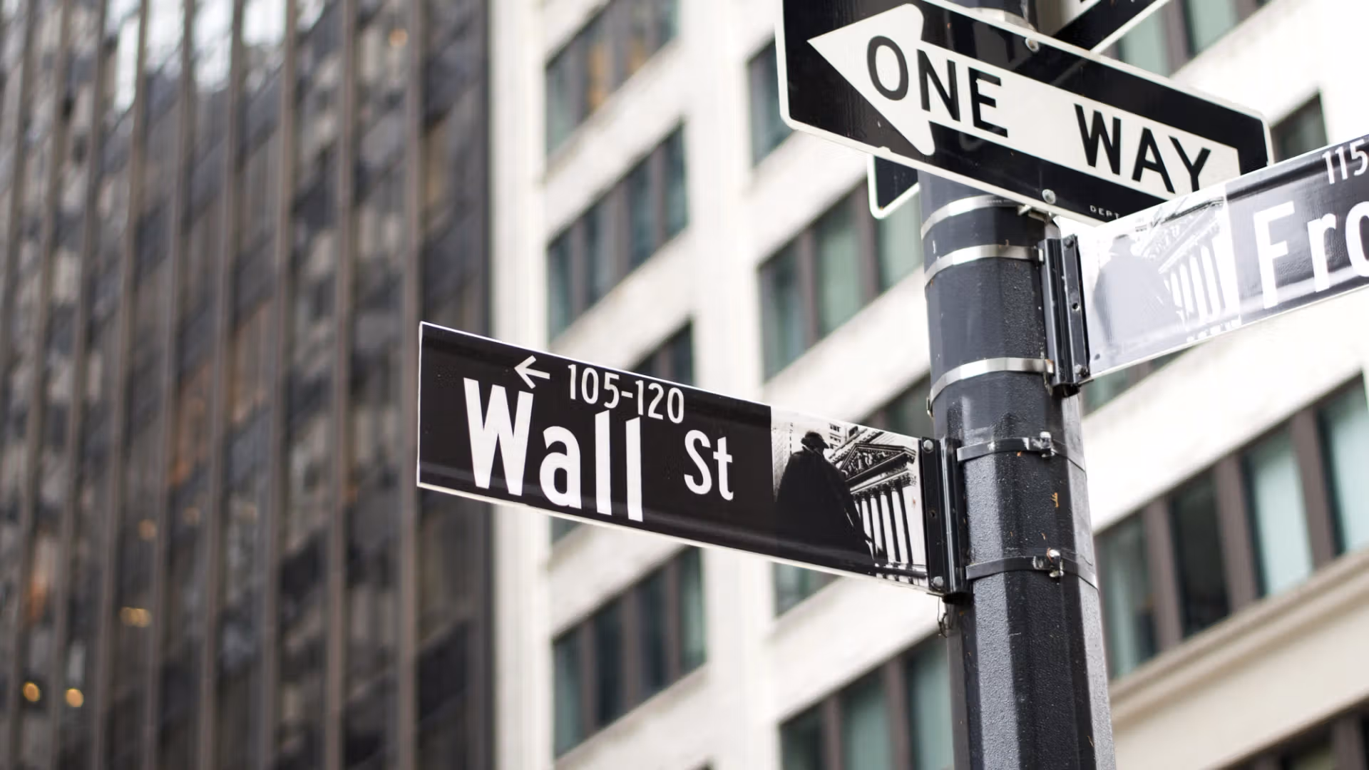 Tokens de ações despencam após atraso da SEC coloca 'lombada' na entrada da cripto na Wall Street