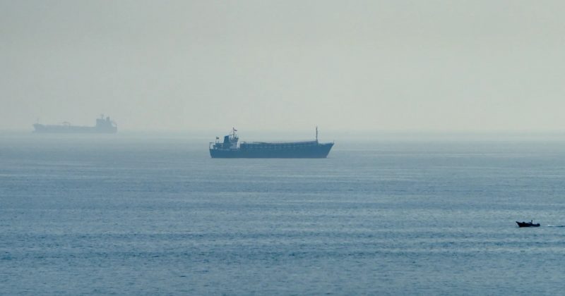 Tráfego de navios no Estreito de Ormuz despencam para apenas 6 navios em meio a tensões