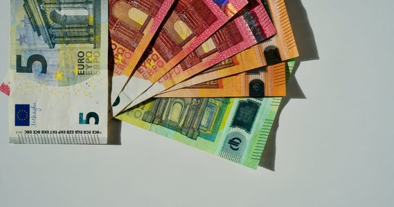 Fim do anonimato? UE impõe limite de €10.000 para pagamentos em dinheiro em 2027