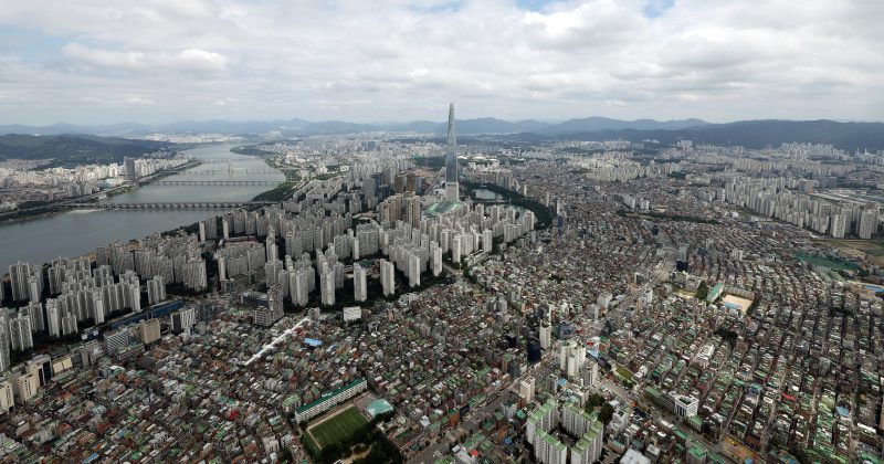 Global investors dump $13B in Korean stocks while doubling down on chipmakers