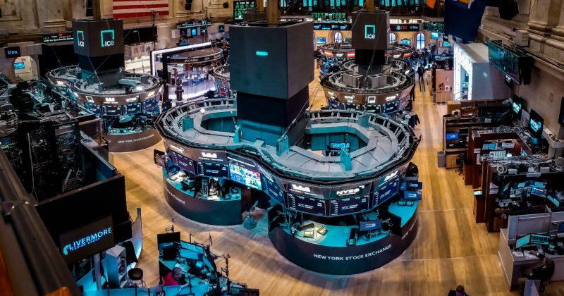 Wall Street Slumps: Chip Sector Weakness Drowns Out Strong Earnings Season