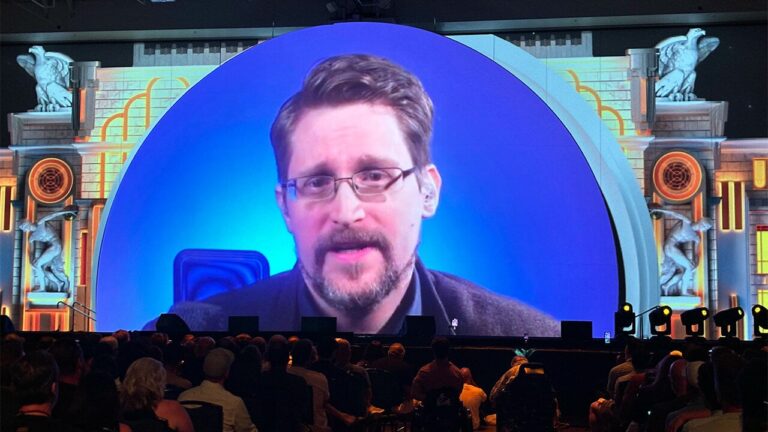 Edward Snowden orienta entusiastas de Bitcoin a votar, mas alerta: "Não se juntem a uma seita".
